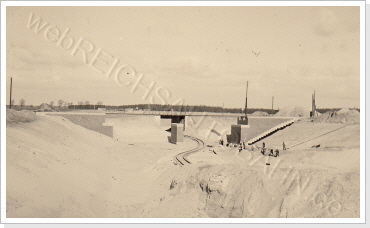 Baustelle der Eisenbahnüberführung bei Coswig, im Hintergrund ist die Überführung der AS Coswig ca. 1937