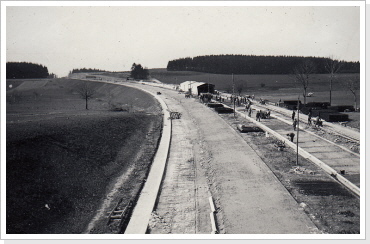Blick über die Baustelle in bei Tanna in Richtung Berlin. Im Hintergrund ist der Mittelpfeiler des Überführungsbauwerks der Verbindungsstraße Schilbach - Wernsdorf zu erkennen April 1936